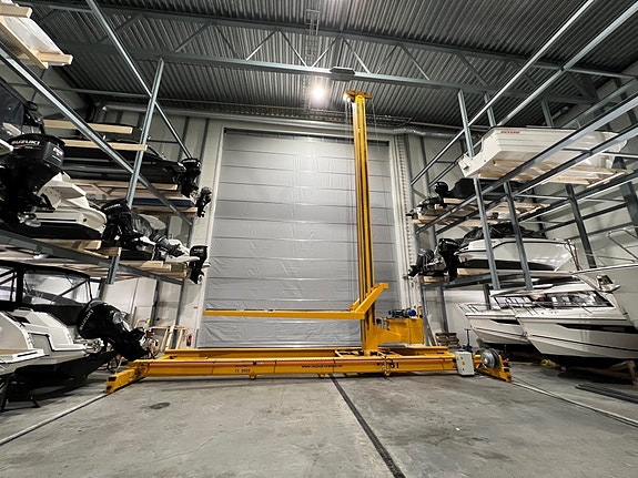 Spesialkran for stabling av båter i reol