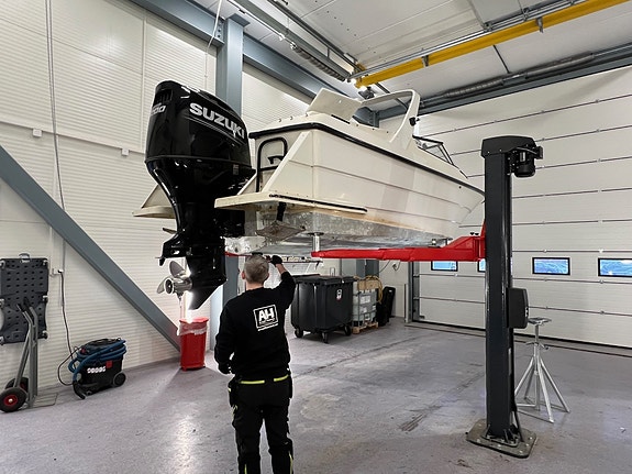 Eget lukket verkstedrom for bunnstoffing og glassfiberarbeid