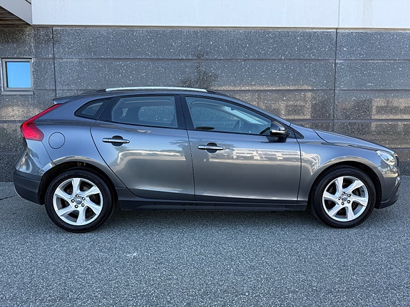 Volvo V40 Cross Country 2 of 5