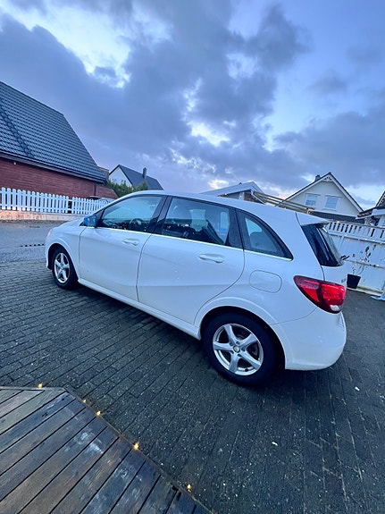 Mercedes-Benz B250 e 4 of 5