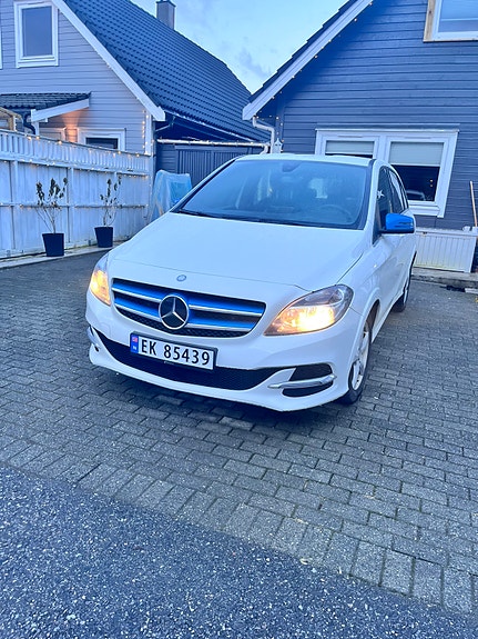 Mercedes-Benz B250 e 2 of 5