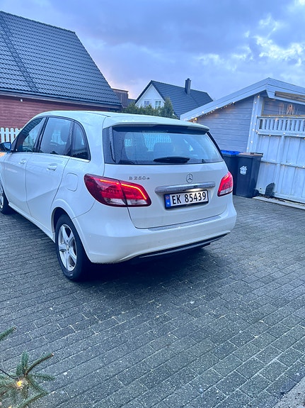 Mercedes-Benz B250 e 3 of 5