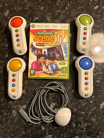 Jeu Scene It? Cinéma En Folie Pour Xbox 360 - Coffret Avec 4 Buzzers, Version PAL FR, Bon état