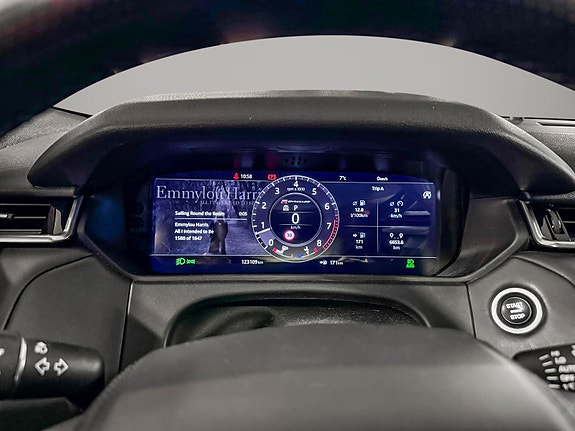Land Rover Range Rover Velar 13 of 26