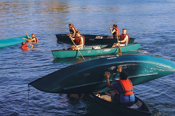 Elevene lærer seg kanoredning