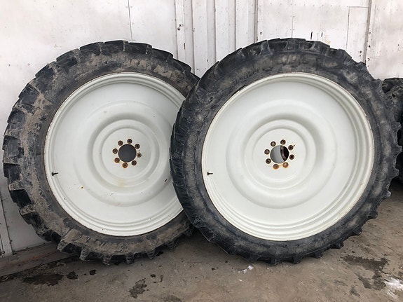 Sprøytehjul 340/85-48 og 320/85-32, kr 27 000,-