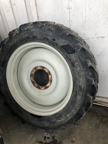 Sprøytehjul 340/85-48 og 320/85-32, kr 27 000,-