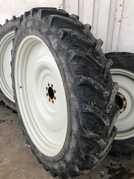 Sprøytehjul 340/85-48 og 320/85-32, kr 27 000,-