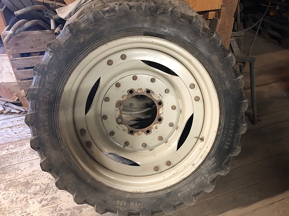 Sprøytehjul 300/95-46 og 270/95-32, kr 19 000,-