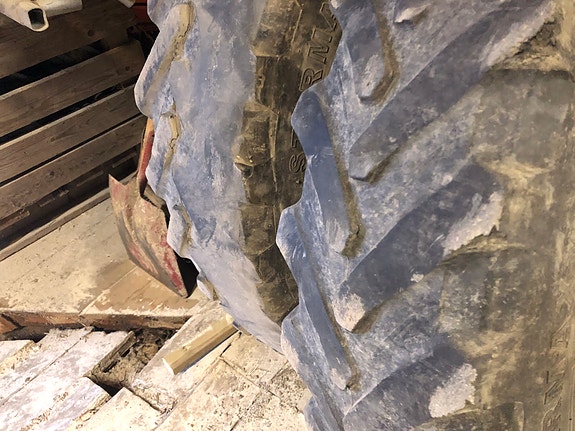 Sprøytehjul 300/95-46 og 270/95-32, kr 19 000,-