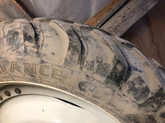 Sprøytehjul 300/95-46 og 270/95-32, kr 19 000,-