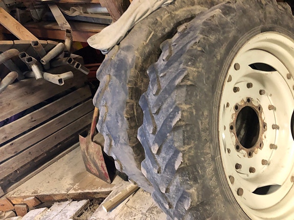 Sprøytehjul 300/95-46 og 270/95-32, kr 19 000,-