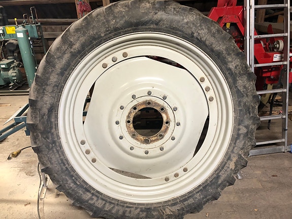 Sprøytehjul 300/95-46 og 270/95-32, kr 19 000,-