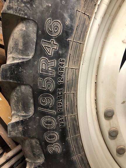 Sprøytehjul 300/95-46 og 270/95-32, kr 19 000,-