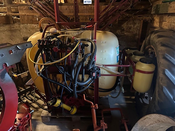 Åkersprøyte Åkersprøyte m/ 12 meter bom, skummarkør og hydraulisk bomløft.