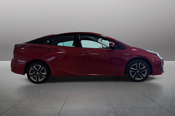 Toyota Prius 4 of 5