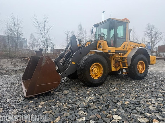 Volvo L90F HJULLASTER M/SKUFF OG PALLEGAFFEL