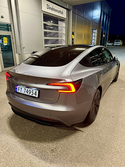 Tesla Model 3 4 of 18