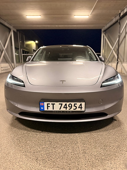 Tesla Model 3 3 of 18