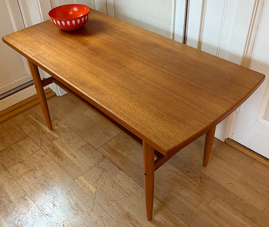 Fint, retro salongbord i teak med bladhylle