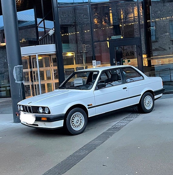 BMW 318i 5 of 13