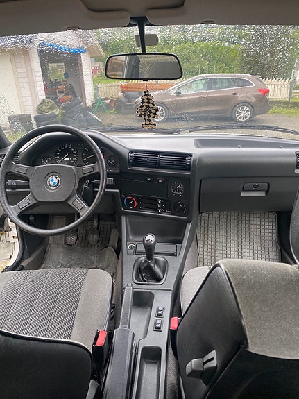 BMW 318i 6 of 13