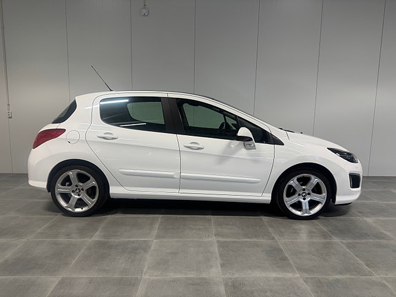 Peugeot 308 2 of 5