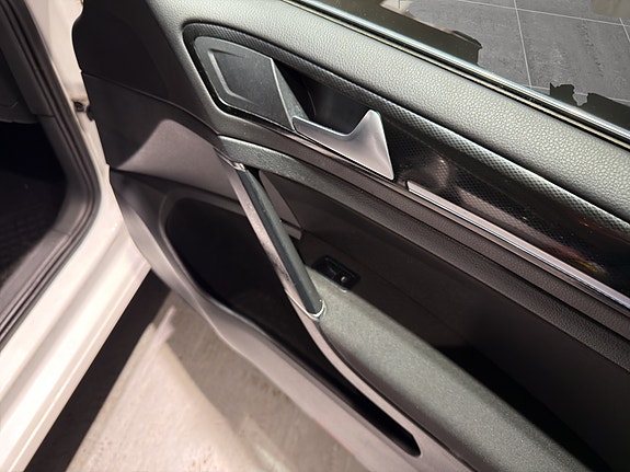 Volkswagen Golf VII 25 of 27