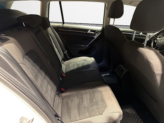 Volkswagen Golf VII 23 of 27