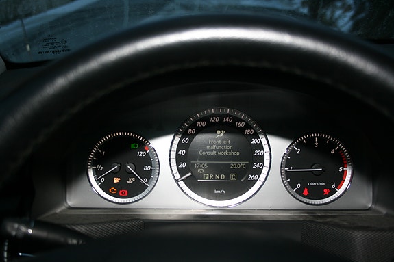 Mercedes-Benz GLK220 11 of 30