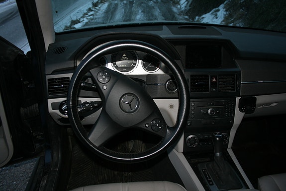 Mercedes-Benz GLK220 9 of 30