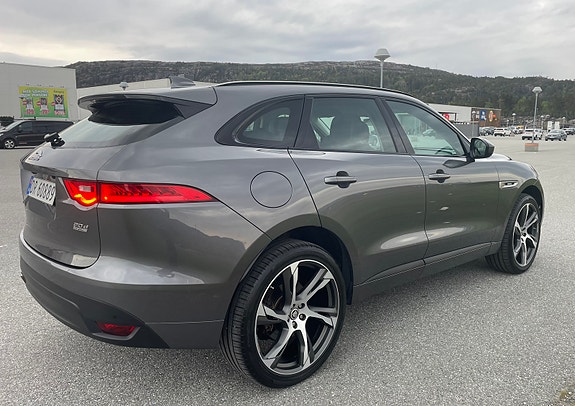Jaguar F-PACE 4 of 5