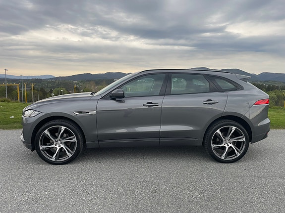 Jaguar F-PACE 2 of 5