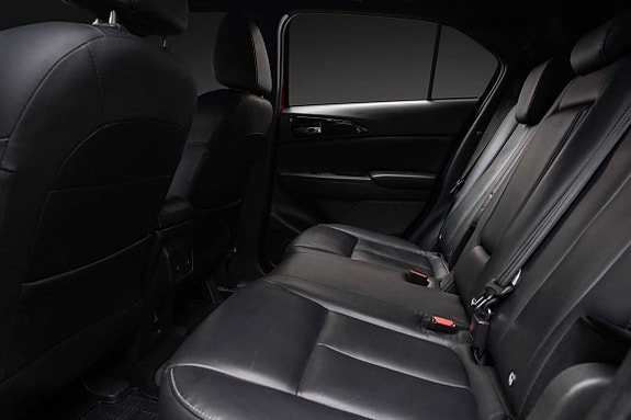 God plass baki med justerbar bakseterygg og setevarme