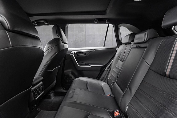 Toyota RAV4 Plug-in Hybrid 10 of 27