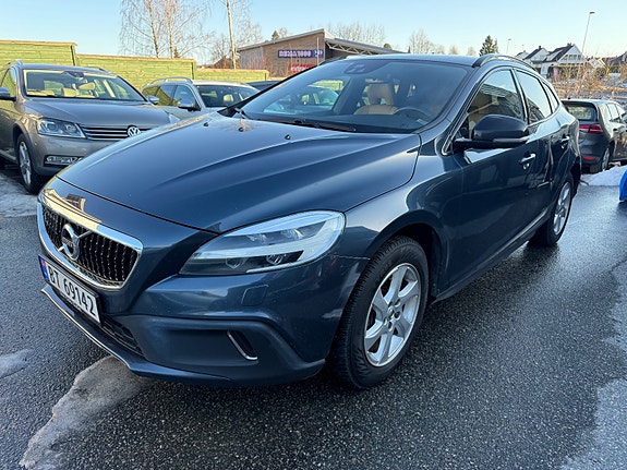 Volvo V40 Cross Country 2 of 5