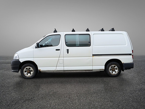 Toyota HiAce 4 of 30