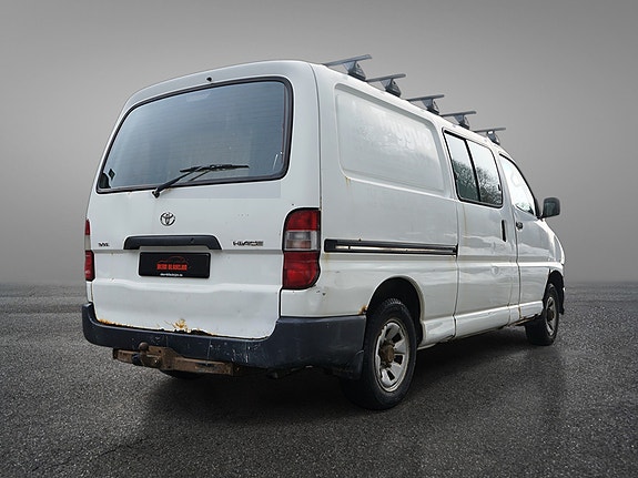 Toyota HiAce 7 of 30