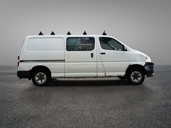 Toyota HiAce 8 of 30