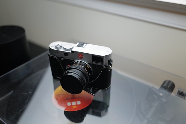 Ny pris! Leica M240 i sølv pent brukt med half case og to batterier.