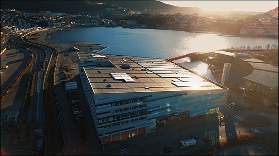 Solenergianlegg til ADO arena er ett av prosjektene vi nylig har utført.