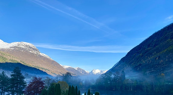 Kontorutsikta er så fin, at ein enkelt kan leve med at gardinene er frå 1999.