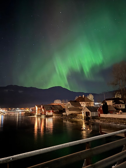 Rett utafor kontoret er det ei bru. Den brua har veldig fin utsikt. Kanskje Noregs eller verdas finaste.