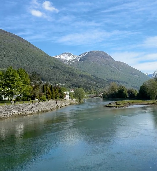 Kontoret ligg på venstre side, mange bader faktisk her. Sleng deg uti du også!