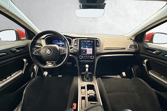 Frontkupéen kombinerer sportslige materialer, stort display og et førermiljø i premiumklassen.