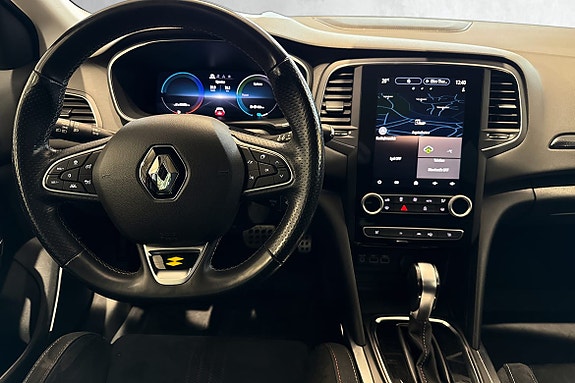 Førerområdet er velutformet med intuitivt display og et ergonomisk plassert girpanel som gir en moderne og førerorientert opplevelse.