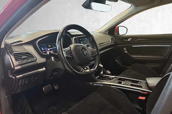 Kupéen byr på en eksklusiv miks av Alcantara‑detaljer og moderne design.