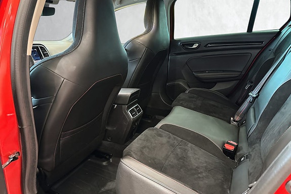 Baksetet gir god plass og komfort, med RS‑Line detaljer som løfter helhetsinntrykket.