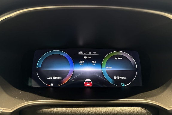 Det digitale førerdisplayet gir oversiktlig informasjon og et high‑tech preg i kupéen.