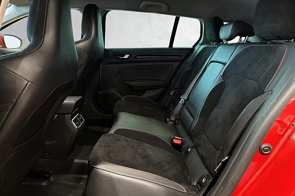 Baksetene tilbyr god plass og komfort, perfekt for familiebruk og lange turer.